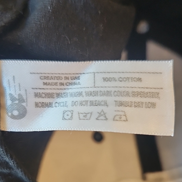 Black Baseball‎ Cap with Embroidered Design - Picture 2 of 3